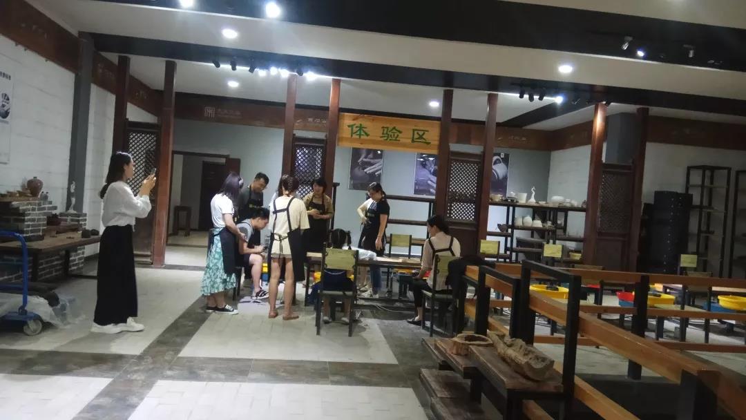 旋轉的藝術——大宋定窯傳統(tǒng)拉坯體驗活動(圖1) 旋轉的藝術——大宋定窯傳統(tǒng)拉坯體驗活動(圖1)