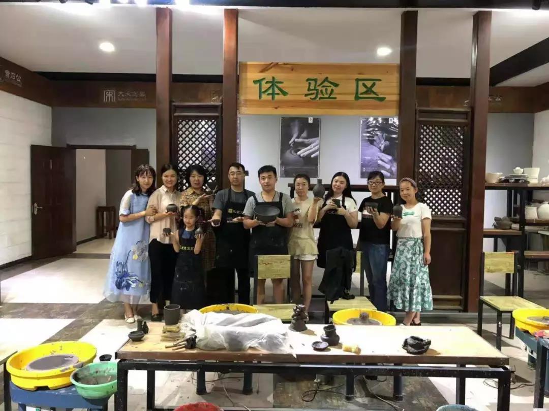 旋轉的藝術——大宋定窯傳統(tǒng)拉坯體驗活動(圖4) 旋轉的藝術——大宋定窯傳統(tǒng)拉坯體驗活動(圖4)